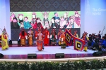 大世界的中庭大舞台是非遗杂技、曲艺、歌舞和群艺的展示平台。 - 新浪上海