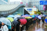 即使下雨天，“鲍师傅”店门前排队顾客热情不减。 - 新浪上海
