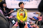 2013年上海代表团全团审议结束后，樊芸代表接受众多媒体采访。张春海摄。 - 新浪上海
