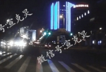 上海一送餐员涉嫌闯红灯被撞 车载视频全程录下 - 新浪上海