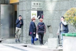 《上海市公共场所控制吸烟条例》规定有条件的场所可设置室外吸烟点　/晨报记者　殷立勤 - 新浪上海