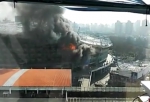 大火中的虹口足球场，网友视频截图 - 新浪上海