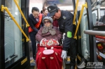 沪巴士集团“劳模讲堂”现场指导71路乘务员服务技艺 - 上海女性