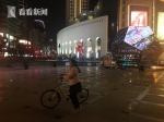 上海大量共享单车被随意停放 盲人道被单车占据 - 新浪上海