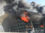 图片说明：3月28日虹口足球场顶棚起火 - 新浪上海