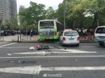 上海一辆66路公交车避让非机动车撞上人行道 1人死亡 - Sh.Eastday.Com