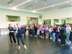 观众走进上海国际舞蹈中心：模仿《朱鹮》舞步跳起来 - 上海女性