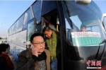 资料图：乘客乘坐北京快速直达专线47路。中新社发 刘亮 摄 - 新浪上海