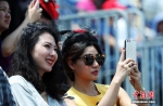 环球马术冠军赛开幕 女性观众戴礼帽观赛 - 上海女性