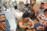 资料图：市民排队抢购鸡蛋。 图片来源：CFP视觉中国 - 新浪上海