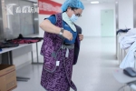 每天负重20斤站6小时 护士节医生赠诗“铅衣玫瑰” - 上海女性