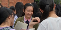 昨天同为考生今天轻松送考 上海女生一天考完高考科目 - 上海女性