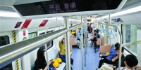 　部分市民昨日尝鲜体验了轨交17号线新车　晨报记者　竺钢 - 新浪上海
