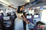 　　资料图：百对新人宝兰高铁上举行集体婚礼开启蜜月之旅。图为新人向旅客送上喜糖。杨艳敏 摄 - 新浪上海