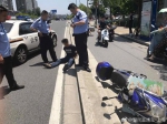 图说：小偷偷电瓶被抓，坐在滚烫的地上等待被带上警车。来源：警民直通车-上海 - 新浪上海