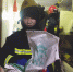 　右图：刚摘下马蜂窝的消防员被头套捂出了一脸汗水。 - 新浪上海