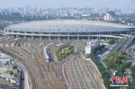 6月26日，由上海虹桥站始发的G124次“复兴号”高铁列车准时抵达北京南站。中新社记者 崔楠 摄 - 新浪上海