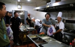 王海威副书记给食堂员工送上慰问品 - 上海海事大学