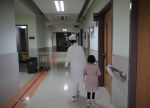 澎湃新闻：复旦接命途多舛6岁女孩至上海，院士主刀治心脏病 - 复旦大学