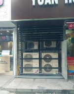 “元华超市”门口的空调外机,热风直接向街道排放。 - 新浪上海