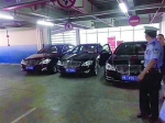 “三胞胎”中的两辆车已被暂扣　/警方供图 - 新浪上海