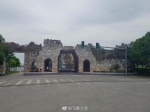 上海松江一断头路尽头，出现了一巨幅能以假乱真的城墙图。 图片来自微博网友“飞雪之灵” - 新浪上海