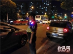 图说：警方设卡拦截检查车辆。来源：潘高峰 摄 - 新浪上海