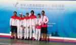 我校学生袁茹蓓（中）、张东霜（左）、李懿昕（右），与她们的教练在领奖台上 - 上海海事大学