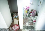由于无法及时清运，业主只能将部分装修垃圾堆放在家中。　/晨报记者　张佳琪 - 新浪上海