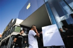 9月22日，苹果iPhone8全国开售，此次发售采用网上预约购买的形式，记者在三里屯苹果直营店看到，现场未出现大量排队的情况。 新京报记者 陶冉 摄 - 新浪上海