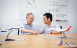 周尧和院士与王浩伟教授讨论陶铝新材料。 - 上海交通大学