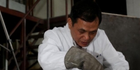 王浩伟在上海交大材料科学与工程学院的试验车间里查看模具状况（9月28日摄）。 - 上海交通大学