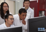 王浩伟与科研团队在上海交大材料科学与工程学院内研究交流（9月28日摄）。 - 上海交通大学
