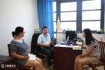 学生记者现场采访徐志京老师 - 上海海事大学
