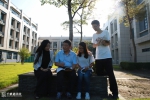 徐志京老师和学生们在一起 - 上海海事大学