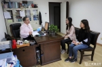 学生记者现场采访沈秋明老师 - 上海海事大学