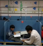 沪小学生自带桌板在地铁写作业?专家:追赶高分很无奈 - 上海女性