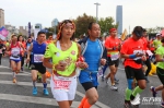 3.8万人跑进“全马时代”  第22届上海国际马拉松赛7时鸣枪 - Sh.Eastday.Com
