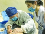 上海77岁护士退休后坚守换药室20年 精研手法发明新药 - 上海女性