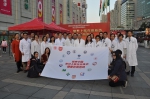“健康中国，复旦上医在您身边”公益活动受市民欢迎 - 复旦大学