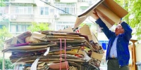 　　废品回收人员将快递包装盒打包运往回收站　/晨报记者　朱影影 - 新浪上海