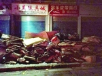 　　昨天夜里，豫园附近的一条小街道上，上街沿堆满了纸箱。　　/晨报记者　秦岭 - 新浪上海