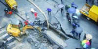 抢修人员正在进行抢修。　/晨报记者　张佳琪 - 新浪上海