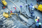 抢修人员正在进行抢修。　/晨报记者　张佳琪 - 新浪上海