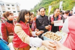 【领航新征程】农民带着“扫一扫”来卖山货 - News.Online.Sh.Cn