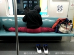 男子在北京地铁座位上劈叉 占据一排座位 - News.Online.Sh.Cn