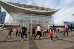 世界顶尖芭蕾舞团演员与上海市民跳起“广场舞” - 上海女性