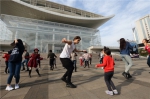 世界顶尖芭蕾舞团演员与上海市民跳起“广场舞” - 上海女性