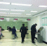 浦东公租房受理中心内，申请者正等待签约。　　/晨报记者 胡　迎 - 新浪上海