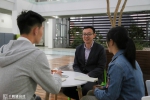 学生记者现场采访李晓峰老师 - 上海海事大学